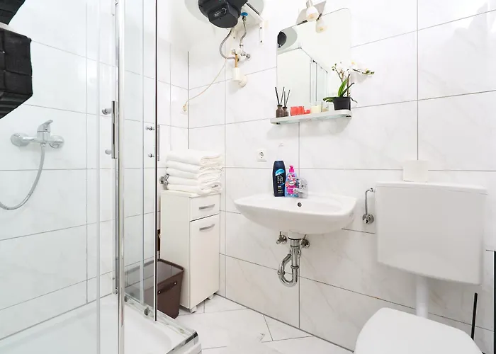 Pristine 2Bd Apartment In Central Vienna Walking Distance To 1 District *